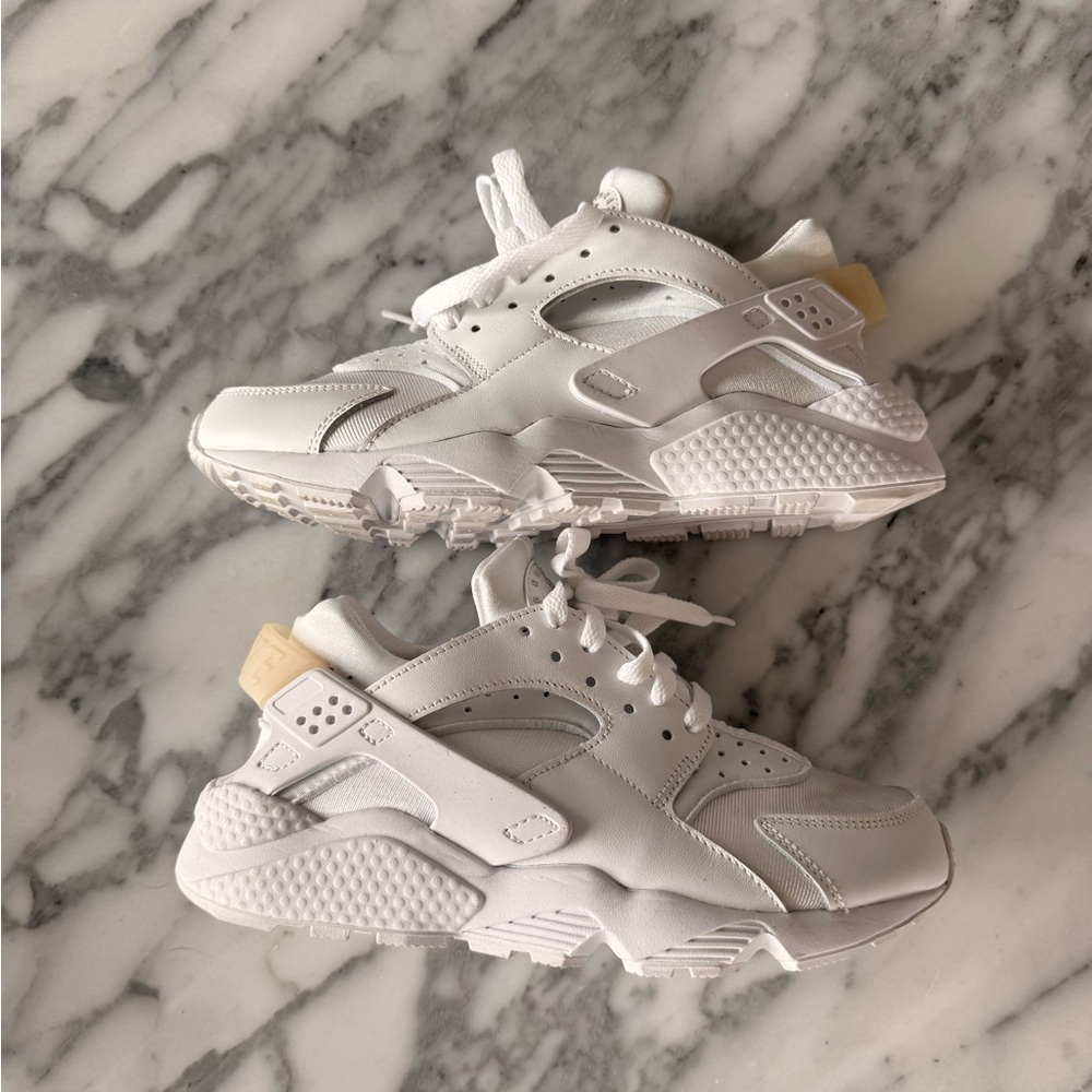 White Nike shoes size 7.5 women’s